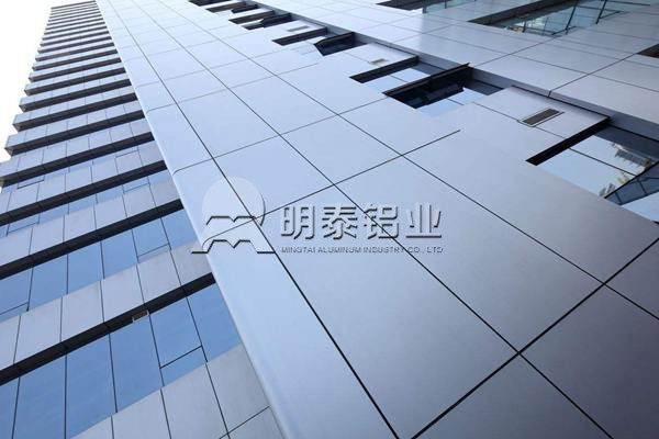 鋁塑板用鋁箔基材厚度一般是多少絲？鋁箔生產(chǎn)廠家哪家好？